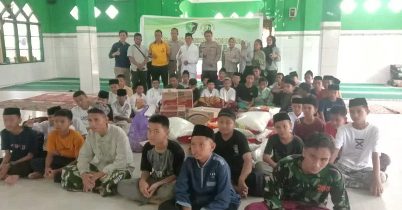 Biddokkes RS Bhayangkara Kendari Berbagi Sembako di Dua Pesantren 