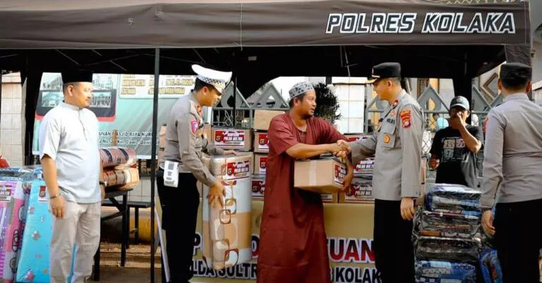 Polri Salurkan Bantuan Kepada Korban Musibah Kebakaran di Kolaka
