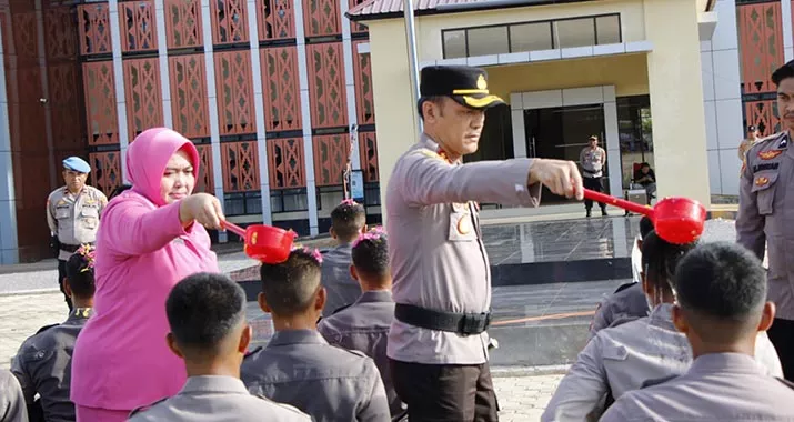 Mandi Kembang Sambut Kedatangan Para Bintara Baru Polres Konut