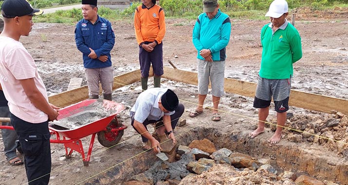 Anggota DPRD Konut Sawi Lapalulu Lakukan Peletakan Batu Pertama Pembangunan Mesjid