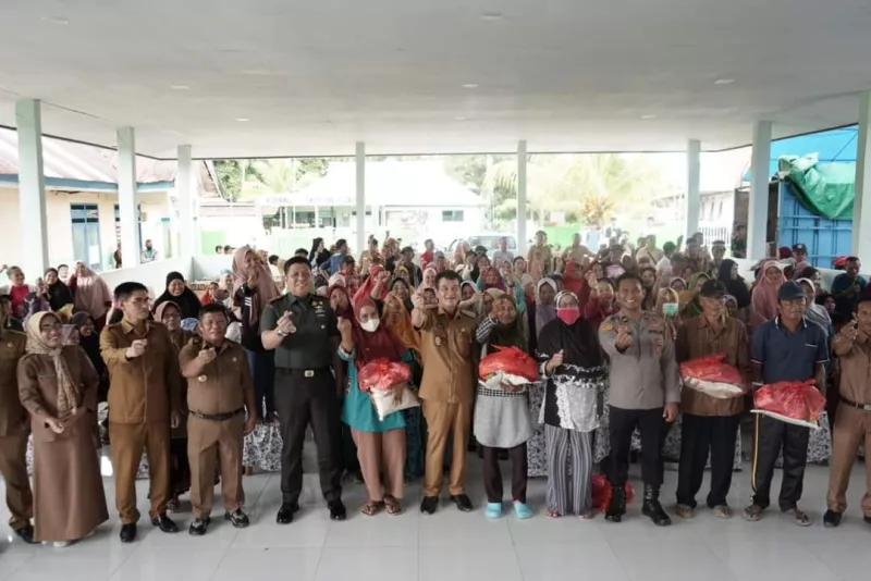 Laksanakan Program URC-KIS, Pemda Konut Bersama Kodim, Dan Polres Resmikan Pembukaan Pasar Murah