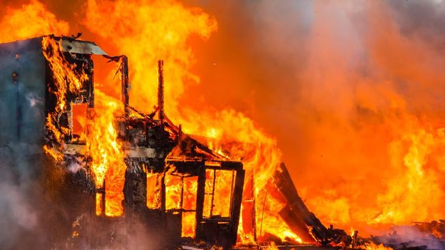 Akibat Korsleting Listrik, Dua Rumah Warga di Bombana Hangus Terbakar