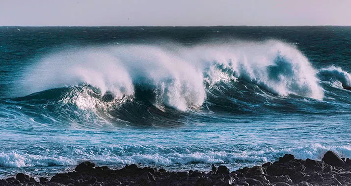 Peringatan Dini BMKG Kendari: Waspada Gelombang Tinggi di Perairan Sultra