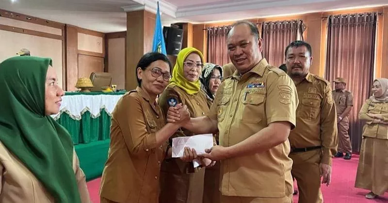 Didampingi Kadis Pendidikan Dan Sekda, Bupati Konut Realisasikan Uang Saku Peserta Musik Bambu