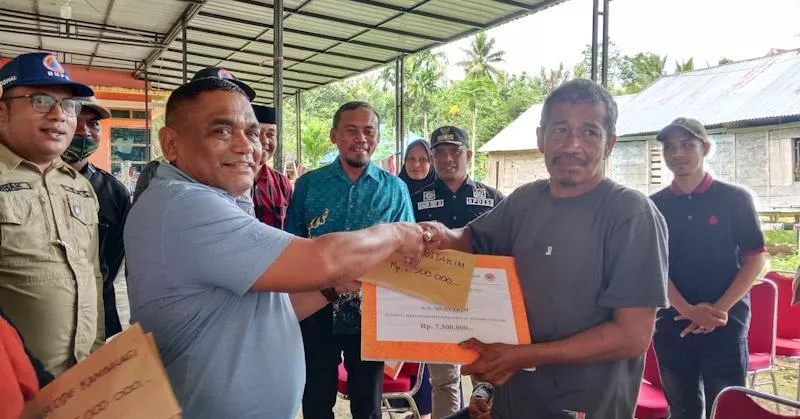 Pj Bupati Mubar Serahkan Bantuan Kepada 7 Korban Bencana Alam