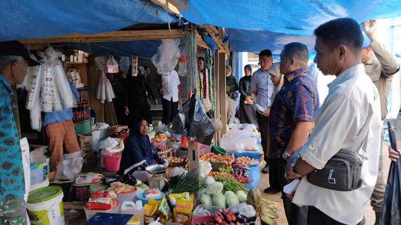 Antisipasi Kelonjakan Harga Sembako Pj Bupati Mubar Sidak Pasar di Wilayahnya