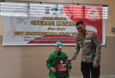 Polda Sultra Gelar Operasi Katarak Gratis Bagi Lansia Kurang Mampu Dalam Rangka HUT Bhayangkara ke-78 Sultralink.Com,Kendari - Dalam rangka menyambut Hari Bhayangkara ke-78, Biddokkes Polda Sultra menggelar operasi katarak gratis bagi lansia kurang mampu di Rumah Sakit Bhayangkara Tingkat III Kendari. Operasi ini ditargetkan untuk 20 pasien dan diutamakan bagi pasien yang berusia lanjut. Kepala Rumah Sakit Bhayangkara Tingkat III Kendari, AKBP DR. dr Rommy Sebatian. M.Kes., MH., menjelaskan bahwa operasi katarak ini merupakan salah satu rangkaian kegiatan Bakti Kesehatan yang dilaksanakan dalam rangka HUT Bhayangkara ke-78. Biddokkes Polda Sultra juga melaksanakan beberapa kegiatan lainnya seperti sunatan masal, pengobatan masal, dan penyuluhan kesehatan. "Operasi katarak ini merupakan salah satu bentuk kepedulian Polda Sultra terhadap kesehatan masyarakat, khususnya bagi lansia kurang mampu yang mengalami katarak," ujar AKBP Rommy. Biddokkes Polda Sultra memberikan kepercayaan kepada Rumah Sakit Bhayangkara Tingkat III Kendari untuk melaksanakan dua kegiatan, yaitu operasi katarak dengan target 20 pasien dan sunatan masal dengan target 150 orang. "Alhamdulillah, kami bersyukur atas kepercayaan yang diberikan kepada kami. Kami harap kegiatan ini dapat memberikan manfaat bagi masyarakat," tutur AKBP Rommy. Kabid Dokkes Polda Sultra, Kombes Pol drg. Igantius Hendra Arifianto, Sp.KG., mengungkapkan bahwa pelaksanaan bakti kesehatan ini diharapkan dapat memberikan harapan baru bagi mereka yang membutuhkan, terutama untuk meningkatkan derajat kesehatan masyarakat Sulawesi Tenggara. "Operasi katarak ini dapat membantu lansia yang mengalami katarak untuk kembali melihat dengan jelas. Hal ini tentu akan meningkatkan kualitas hidup mereka," ujar Kombes Igantius. Operasi katarak gratis ini dilaksanakan dari tanggal 10 Juni hingga target tercapai. Laporan: Krismawan