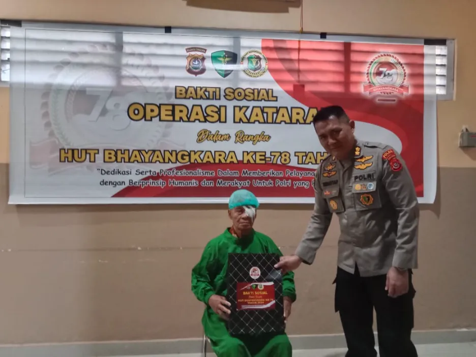 Polda Sultra Gelar Operasi Katarak Gratis Bagi Lansia Kurang Mampu Dalam Rangka HUT Bhayangkara ke-78 Sultralink.Com,Kendari - Dalam rangka menyambut Hari Bhayangkara ke-78, Biddokkes Polda Sultra menggelar operasi katarak gratis bagi lansia kurang mampu di Rumah Sakit Bhayangkara Tingkat III Kendari. Operasi ini ditargetkan untuk 20 pasien dan diutamakan bagi pasien yang berusia lanjut. Kepala Rumah Sakit Bhayangkara Tingkat III Kendari, AKBP DR. dr Rommy Sebatian. M.Kes., MH., menjelaskan bahwa operasi katarak ini merupakan salah satu rangkaian kegiatan Bakti Kesehatan yang dilaksanakan dalam rangka HUT Bhayangkara ke-78. Biddokkes Polda Sultra juga melaksanakan beberapa kegiatan lainnya seperti sunatan masal, pengobatan masal, dan penyuluhan kesehatan. "Operasi katarak ini merupakan salah satu bentuk kepedulian Polda Sultra terhadap kesehatan masyarakat, khususnya bagi lansia kurang mampu yang mengalami katarak," ujar AKBP Rommy. Biddokkes Polda Sultra memberikan kepercayaan kepada Rumah Sakit Bhayangkara Tingkat III Kendari untuk melaksanakan dua kegiatan, yaitu operasi katarak dengan target 20 pasien dan sunatan masal dengan target 150 orang. "Alhamdulillah, kami bersyukur atas kepercayaan yang diberikan kepada kami. Kami harap kegiatan ini dapat memberikan manfaat bagi masyarakat," tutur AKBP Rommy. Kabid Dokkes Polda Sultra, Kombes Pol drg. Igantius Hendra Arifianto, Sp.KG., mengungkapkan bahwa pelaksanaan bakti kesehatan ini diharapkan dapat memberikan harapan baru bagi mereka yang membutuhkan, terutama untuk meningkatkan derajat kesehatan masyarakat Sulawesi Tenggara. "Operasi katarak ini dapat membantu lansia yang mengalami katarak untuk kembali melihat dengan jelas. Hal ini tentu akan meningkatkan kualitas hidup mereka," ujar Kombes Igantius. Operasi katarak gratis ini dilaksanakan dari tanggal 10 Juni hingga target tercapai. Laporan: Krismawan